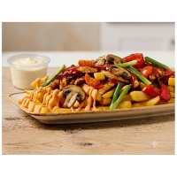Kipreeptje (175g) met allerlekkerste friet, frietsaus,gegrild cherrytomaatjes,rode ui,bosui,paprika en prittgee paprikasaus.