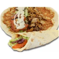 Turkise pizza met  Gyros, sla,komkommer,rode ui , tomaat, knoflooksaus en sambal . ingepakt.