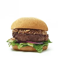 classic burger  120g of 180g met pindasaus, seroendeng, komkommer, sla, tomaat.en rode ui . 